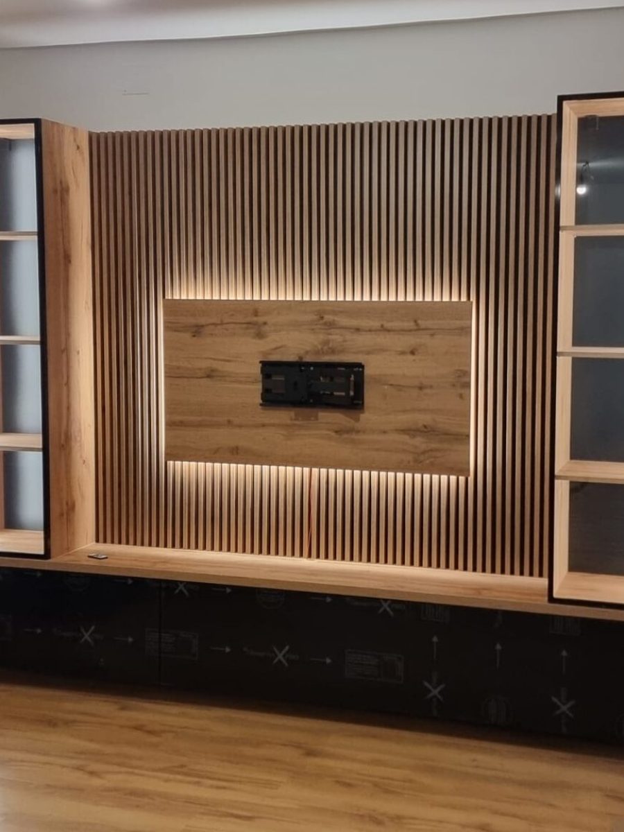 Maßgefertigte Wohnwand mit integrierter LED-Beleuchtung von Tischlerei Gabriel Hodosi Stockerau